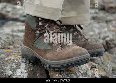 Die Wanderschuhe ein Wanderer klettert über einen felsigen Pfad auf einem Wanderweg Stockfoto