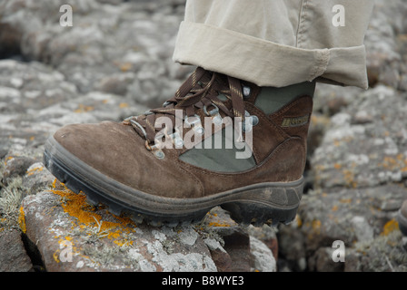 Ein Wanderer zu Fuß Kofferraum klettert über einen felsigen Pfad auf einem Wanderweg Stockfoto