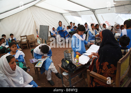 Unterricht in der Grundschule in Bergen in der Nähe von Muzzafarabad in Azad Jammu und Kaschmir in Pakistan unterstützt durch internationale NGO Stockfoto