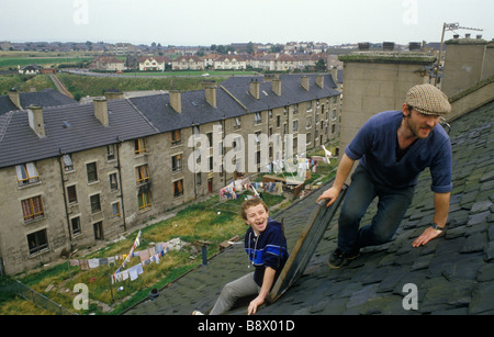 Schottland Mietshäuser Blackhill Estate Glasgow UK. Junger Erwachsener arbeitsloser, der sich um die Klamotten dreht. 1980er, ca. 1985 HOMER SYKES Stockfoto