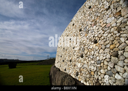 Der rekonstruierte Quarzit Außenwand bei Newgrange County Meath Ireland Stockfoto