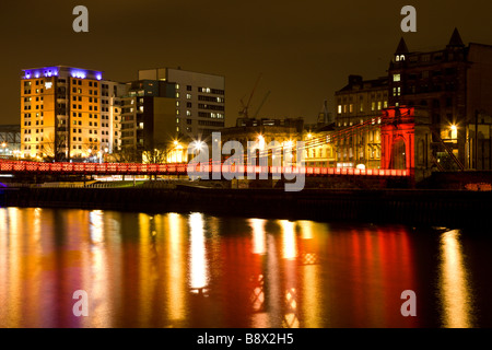 Hängebrücke von der Südseite des Flusses Clyde in Glasgow in der Nacht Stockfoto