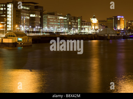 Blick über den Fluss Clyde Glasgows Finanzviertel in der Nacht Stockfoto