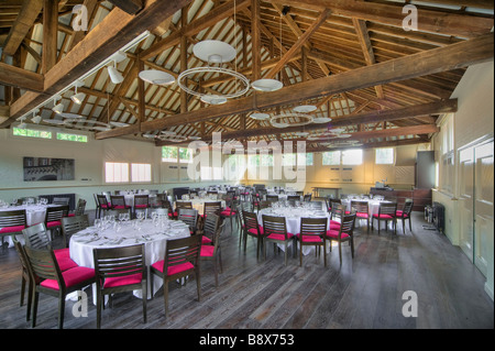 Großer Speisesaal mit Holzboden und Holzbalken Stockfoto