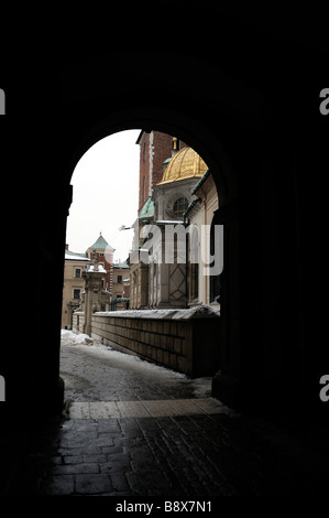 leere Hintergrundbeleuchtung gewölbt gepflasterten Pfad Weg Wawel Schloss Hof Krakau Stockfoto