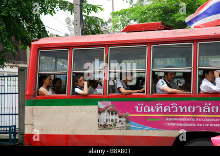 Fahrgäste im geöffneten Fenster mit dem Bus in die Stadt Bangkok, Thailand sitzt Stockfoto