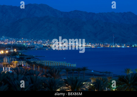 Die jordanischen Hafen Cityof Aqaba in der Abenddämmerung, gesehen von Eilat Stockfoto