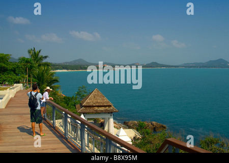 Touristen genießen Sie den Blick über ein beliebter Ferienort auf der nordöstlichen Küste von Koh Samui Chaweng Stockfoto