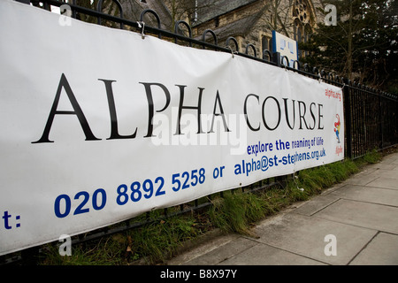 Banner Förderung der Alpha Kurs außerhalb einer Kirche in West London Stockfoto