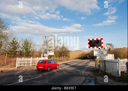 Beschilderung an einem Bahnübergang von Zug. Ein Auto fährt über die Kreuzung. Kirkby In Ashfield, Nottinghamshire, England. Stockfoto