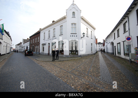 Gepflasterte Straße mit Mosaik Muster und Front-Fassade des typisch weiß getünchten Haus im Dorfzentrum von Thorn Niederlande Stockfoto