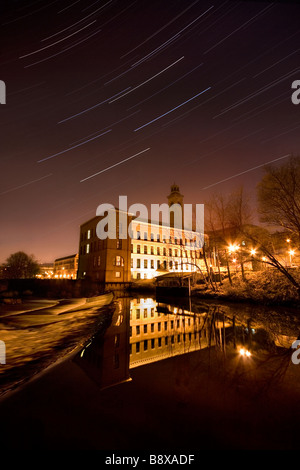 Sternspuren über Salts Mill, Saltaire, Bradford, West Yorkshire Stockfoto