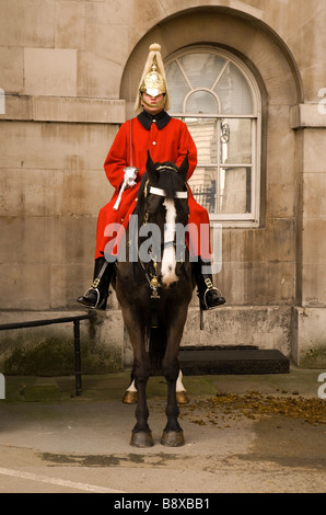 Ein Household Cavalry Haus Mann auf der Hut vor Horse Guards parade Stockfoto