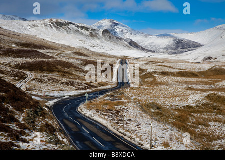 Schottische Winterstraßen. Zugang zum Skigebiet Glenshee Highlands, Cairnwell Pass auf der A93 zwischen Glenshee & Braemar, Schottland, Perthshire, Großbritannien Stockfoto