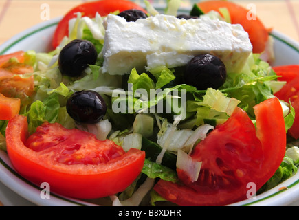 Griechischer Salat mit Feta-Käse Stockfoto