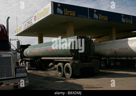 Biodiesel Kraftstoff Tankwagen tanken Diesel an einer Tankstelle in La Cruz, Costa Rica, Nordwesten Costa Rica Stockfoto