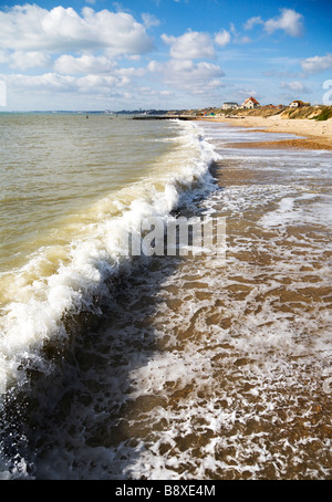 Eine Welle bricht entlang des Sandstrandes, Bournemouth. Dorset. England. VEREINIGTES KÖNIGREICH. Stockfoto