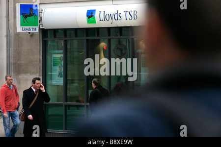 Pendler gehen vorbei an Lloyds TSB Niederlassung in central London, UK. Stockfoto