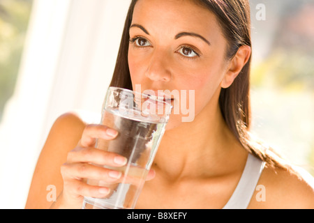 Mädchen trinken Glas Wasser Stockfoto