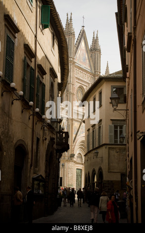 Orvieto Kathedrale Duomo, il Duomo Orvieto aus Seitenstraße, Stockfoto