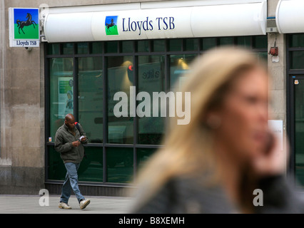 Pendler gehen vorbei an Lloyds TSB Niederlassung in central London, UK. Stockfoto