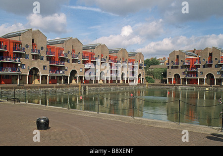 London Docklands, Shadwell Basin mit Neubauten anstelle der ehemaligen Industriegebäude. Stockfoto