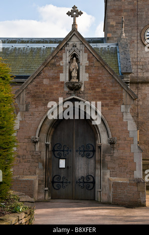 Haupteingang der Kirche St Wilfrid, steht am Kirchhügel, Kirkby-In-Ashfield, Nottinghamshire, England. Stockfoto