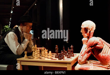 Gunther von Hagens mit der Schachspieler in seinem Plastinarium in Guben, Deutschland Stockfoto