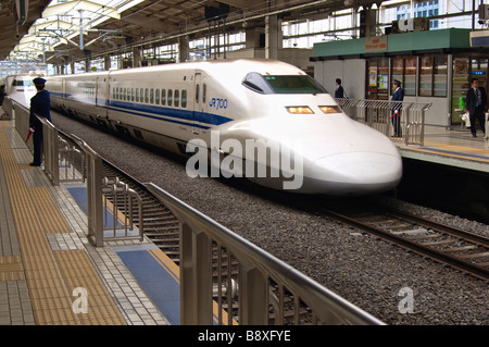 Plattform-Guard am Bahnhof Kyoto signalisieren die Ankunft des japanischen Hochgeschwindigkeitszug Shinkansen Stockfoto