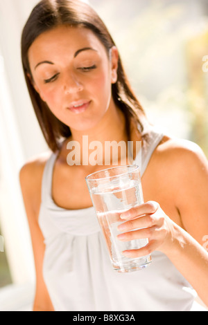 Mädchen trinken Glas Wasser Stockfoto