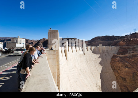 Blick auf den Hoover-Staudamm, Arizona/Nevada Staatsgrenze, USA Touristen Stockfoto