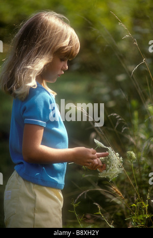 Junges Mädchen Blumen pflücken Stockfoto