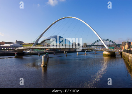 Millennium Bridge Newcastle und Gateshead mit Salbei Tyne Bridge und Get Carter Parkplatz im Hintergrund Stockfoto