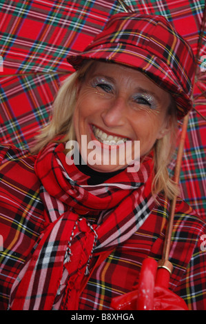 Kopf und Schultern Porträt des lächelnden Dame an Maastricht Karneval Niederlande Stockfoto