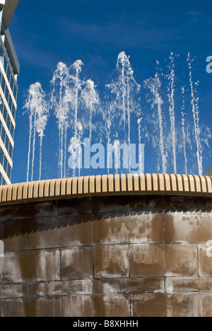 Der Brunnen im Wasser Square Park in The Woodlands, Texas. Alle 15 Minuten die Wassergräben um Musik. Stockfoto