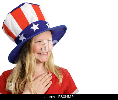 Ein schönes junges Mädchen gekleidet patriotisch und sagt die Pledge of Allegiance White Hintergrund mit Platz für text Stockfoto