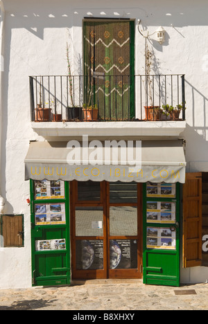 San Juan Bautista (Sant Joan) wichtigsten Straßenansicht, Ibiza, Spanien Stockfoto