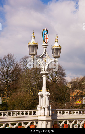 Dekorative viktorianische Lichter auf der Lendal Bridge, York, North Yorkshire, England Stockfoto