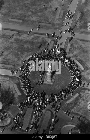 Übergeben eine Statue von George Washington in der Public Garden anti-Vietnam-Krieg Demonstranten März zu einer Kundgebung auf Boston Common Stockfoto