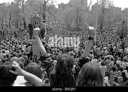 Tausende von anti-Vietnam-Kriegs-Demonstranten Rallye an der Massachusetts State House in Boston im Frühjahr 1970 Stockfoto