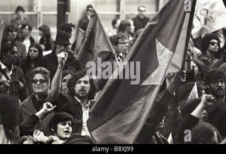 Viet Cong Fahnen Rahmen anti-Vietnam-Kriegs-Demonstranten in Boston im April 1970 Hinweis Black Panthers Flagge oben rechts Stockfoto