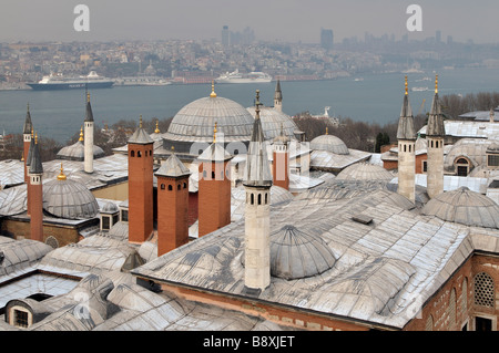 Die Schornsteine auf den Dächern und in den Harem, Topkapi Palace, Istanbul, Türkei Stockfoto