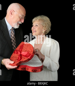 Ein paar romantische senior am Valentinstag schwarzer Hintergrund Stockfoto
