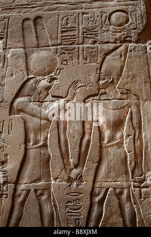 Alte ägyptische Hieroglyphen und Wand Relief zeigt Gott Montu mit einem Pharao herausfinden, "close up" Detail, Luxor-Tempel, Ägypten Stockfoto