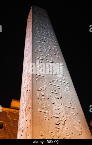Hohen Granit Stein Obelisk Ramses II mit Hieroglyphen beleuchtet in der Nacht, geschnitzt Nahaufnahme Detail, Luxor-Tempel, Ägypten Stockfoto