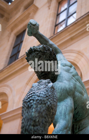 Statue des Herkules kämpfen eine Schlange im Louvre Museum Stockfoto