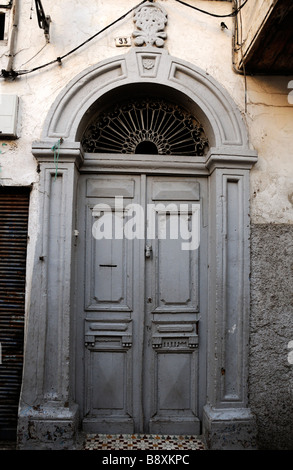 reich verzierte Tür Eingang Weg Tür Bogen gewölbten Torbogen in der alten Medina Marktplatz Casablanca Marokko Stockfoto