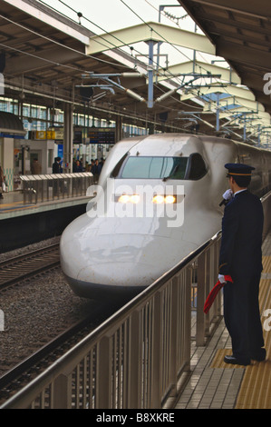 Plattform-Guard am Bahnhof Kyoto signalisieren die Ankunft des japanischen Hochgeschwindigkeitszug Shinkansen Stockfoto