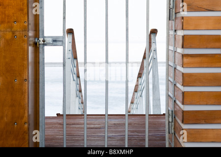 Off Saison Blick auf exklusiven Yachthafen Eingang Treppe im Winter geschlossen. Stockfoto