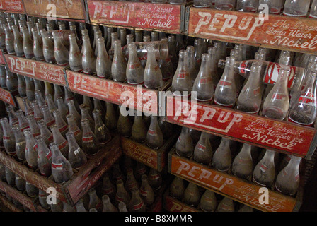 Pep Up Soda-Flaschen in Holzkisten auf dem Flohmarkt in Kanton, Texas. Stockfoto